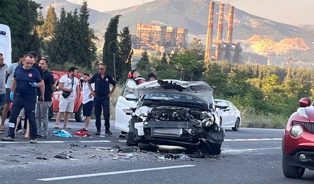 Tıra çarpan otomobil hurdaya döndü: 2 yaralı