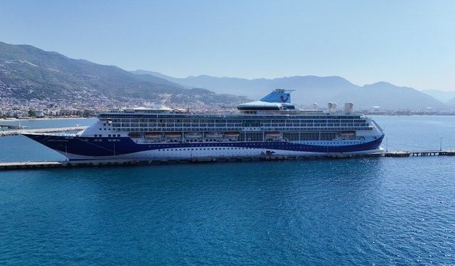 Lüks kruvaziyer bin 749 turist getirdi