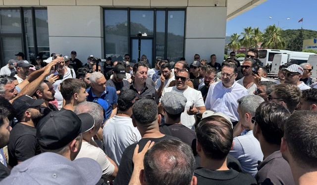 Marmaris'te çarşı esnafından belediyeye "gölgelik" protestosu