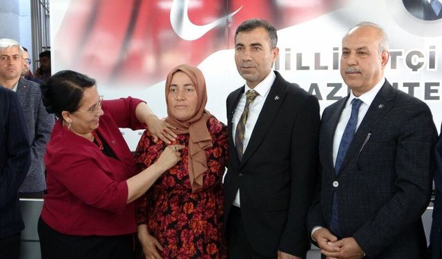 Partilerinden istifa eden 300 kişi MHP’ye katıldı