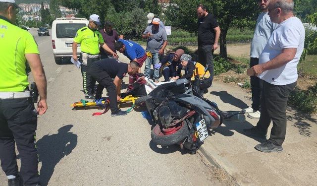 Yol kenarında duran motosiklete araç çarptı: 1 yaralı