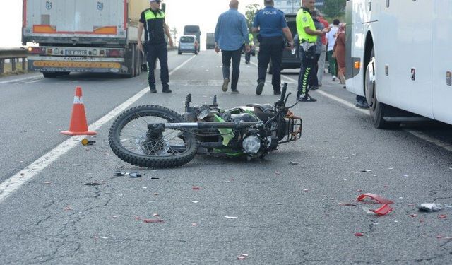 Arızalanan otobüse çarpan motosiklet sürücüsü, otomobilin çarpması sonucu can verdi