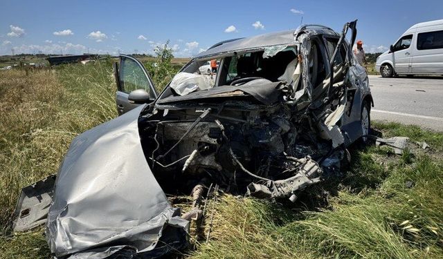 Kazada hurdaya dönen otomobilin sürücüsü hayatını kaybetti