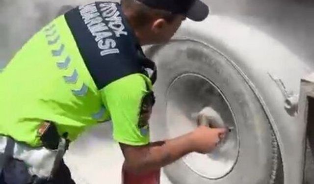 Yanmaya başlayan yakıt tankerini jandarma söndürdü