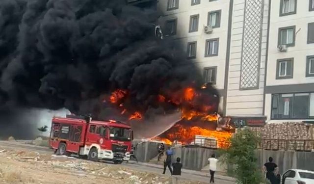 Depoda çıkan yangın binayı sardı
