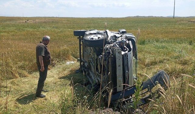 Kamyonet traktörle çarpıştı: 2 yaralı