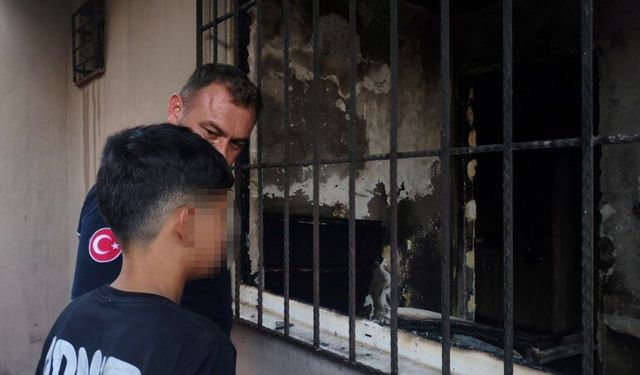Ev küle döndü, çocuğu itfaiye ekipleri teselli etti
