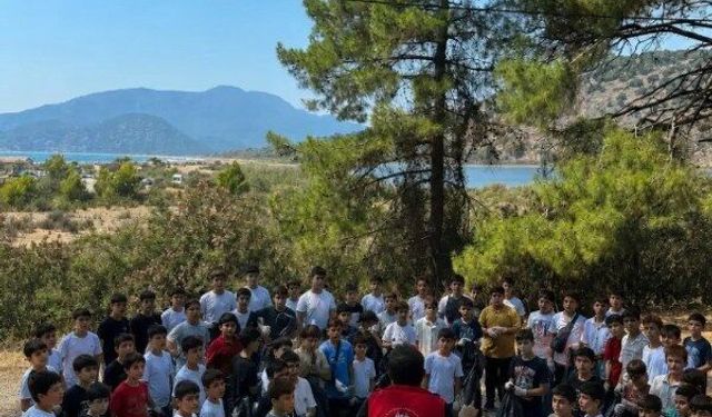 Deniz kaplumbağaları için el ele: Gençlerden çevre temizliği
