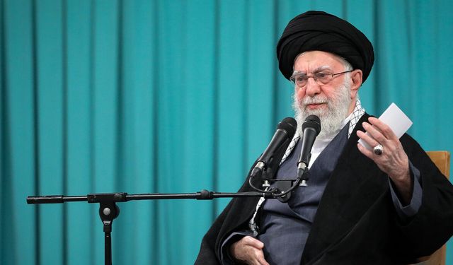 İran'ın eski dini lideri Hamaney İmam Rıza Türbesi'ne defnedildi