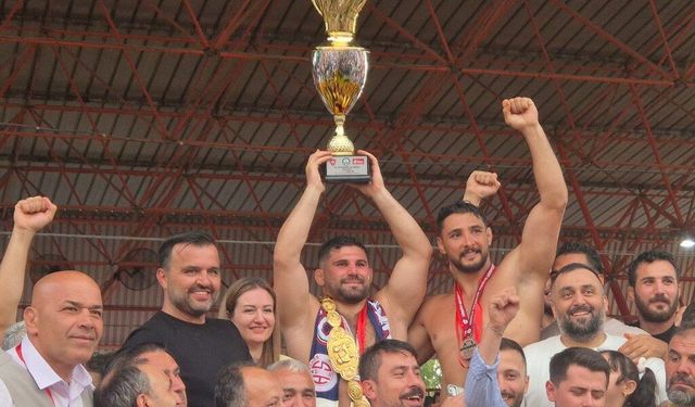 Başpehlivan Erkan Taş, altın kemerini taktı