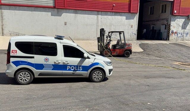 Üzerine forklift devrilen genç işçi hayatını kaybetti