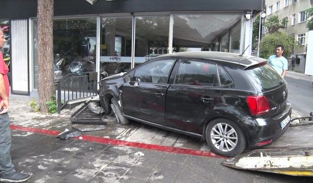 Kadıköy'de kadın sürücü galeriye daldı