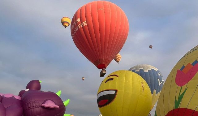 10 ülkeden 35 figürlü balon Kapadokya semalarını renklendirdi