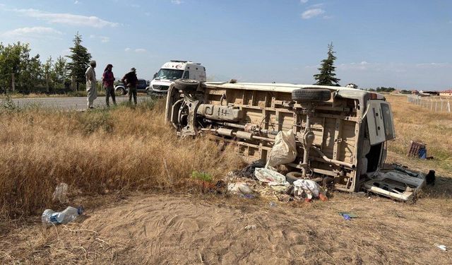 Minibüs devrildi: 7'si çocuk 17 kişi yaralandı
