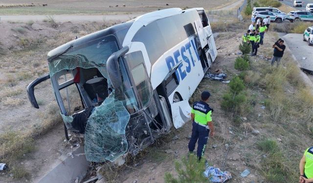 Yolcu otobüsü şarampole devrildi: 44 yaralı