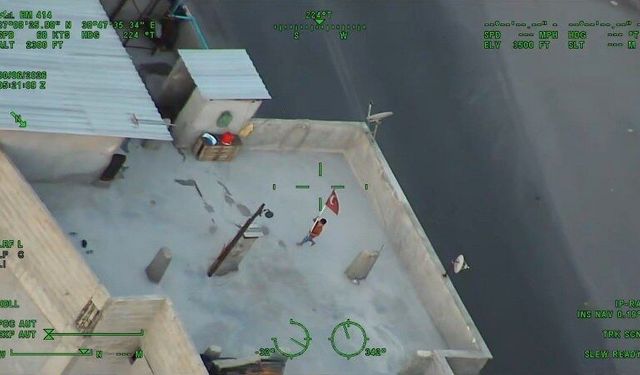 Polis Helikopterine Türk Bayrağı sallayan çocuk gündem oldu