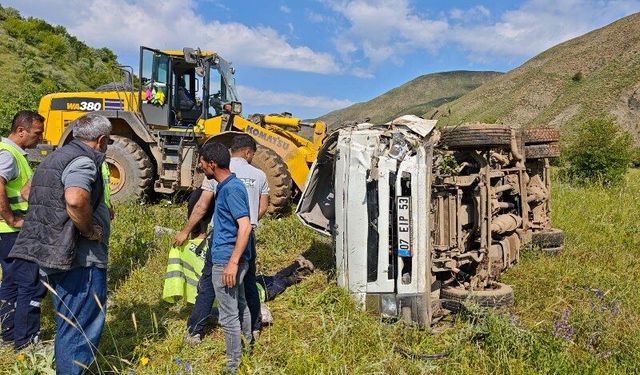 Su tankeri devrildi: 2 yaralı
