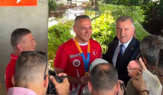 Dünya şampiyonu Evren Arslan'dan Bakan Bak'a anlamlı hediye
