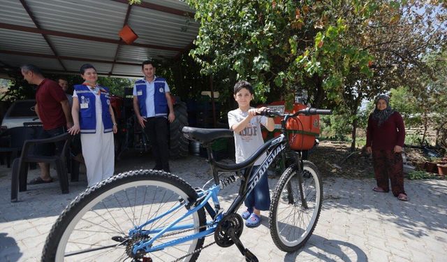 Muğla'da orman yangınında bisikleti yanan çocuğa yeni bisiklet hediye edildi
