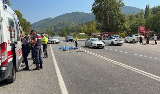 Hafif ticari araçla minibüs çarpıştı, 2 kişi öldü, 4 kişi yaralandı