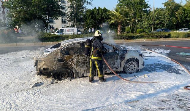 Antalya'da seyir halindeki otomobil yandı, 4 kişi yaralandı