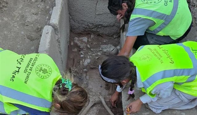 Aspendos'ta 2 bin 400 yıllık güreşçi mezarı keşfedildi
