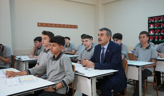 Bakan Yusuf Tekin, TRT EBA'nın "Meddahın Dilinden" programının ilk konuğu oldu