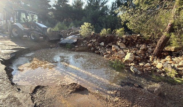 Bodrum'da ana su isale hattı patladı, yol çöktü