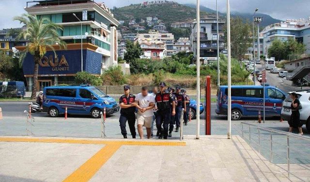 Emlak ofisini kurşunlayan 2 şüpheli tutuklandı