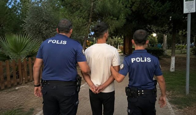 Parkta genel adaba ve ahlaka aykırı davranışlarda bulunan 2 kişi gözaltına alındı