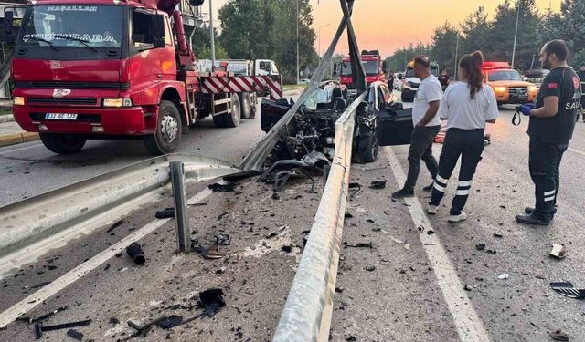 Bariyerlere çarpan otomobilin sürücüsü hayatını kaybetti