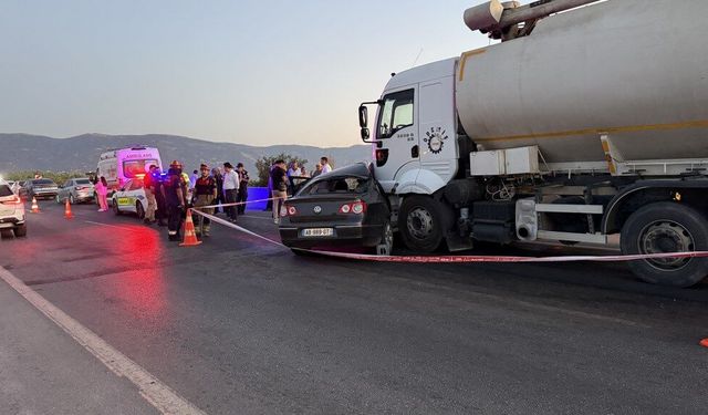 Tankerin çarptığı otomobildeki karı koca öldü