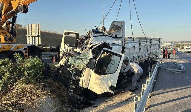 Kamyon bariyerlere saplandı, 2 Kişi hayatını kaybetti