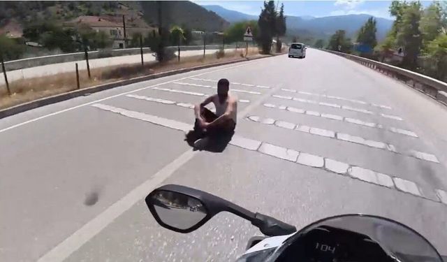 Kara yolunda ölümüne tehlike: Biri oturdu, diğeri yürüdü