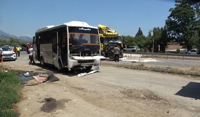 Yolcu indirmek için duran midibüse tır arkadan çarptı: 11 yaralı
