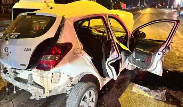 Makas atan otomobil refüje çarptı: 17 yaşındaki sürücü hayatını kaybetti