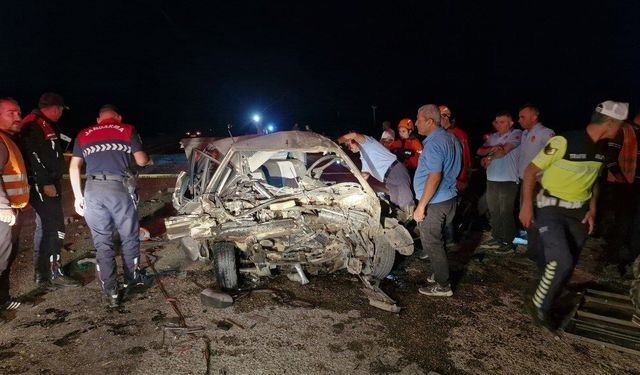 2 otomobilin kafa kafaya çarpıştı: 1 ölü, 1 yaralı