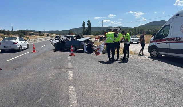 İki otomobil çarpıştı: 1 ölü, 4 yaralı