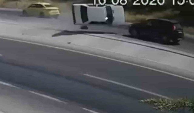 Fırlayan parçadan kaçarken karşı şeride uçtu: 2 ölü