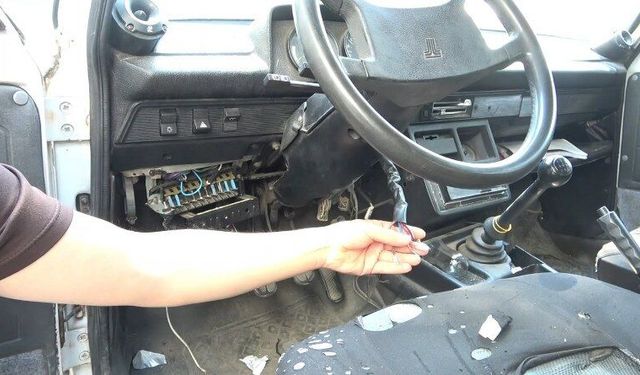 Muhtarın aracındaki kablolar kesildi, koltuğunda bıçak bulundu