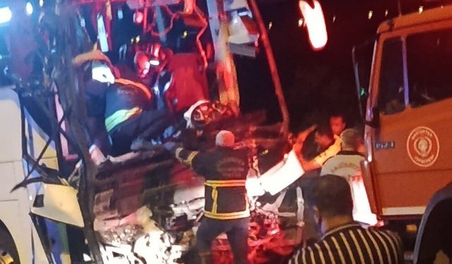 Yolcu otobüsü tırla çarpıştı: 2 ölü, 22 yaralı