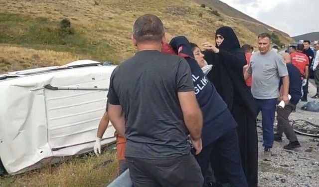 Otomobil ve minibüsün karıştığı kazada 5’i çocuk 11 kişi yaralandı