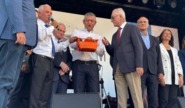 YENİ Parti Genel Başkanı Özel: "Birlikte yeni bir yola çıktık"