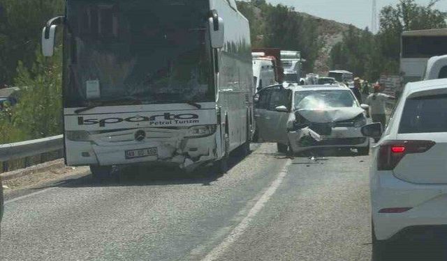 Seydikemer’de yolcu otobüsü ile ticari araç çarpıştı: 5 yaralı