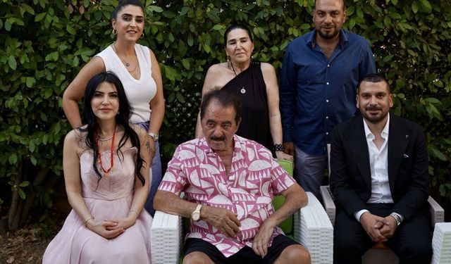İbrahim Tatlıses, manevi kızına isteme töreninde beşi bir yerde taktı