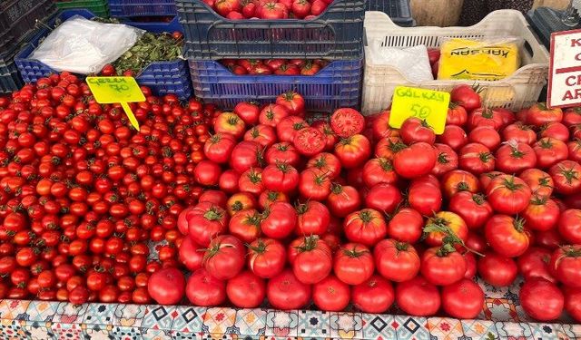 Fethiye Salı Pazarı’nda sıcak havaya rağmen yoğun ilgi