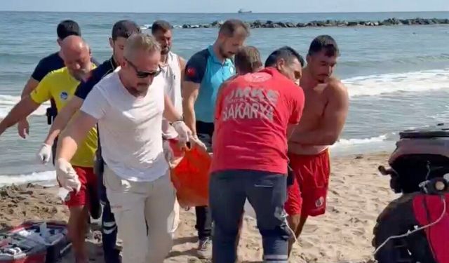 Denizde hareketsiz bulunan vatandaş için dakikalarca kalp masajı yapıldı