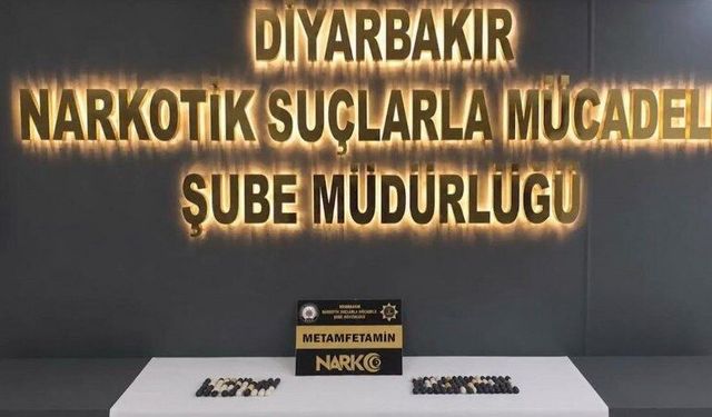 Midelerinde yasaklı madde taşıyan 2 kişi tutuklandı