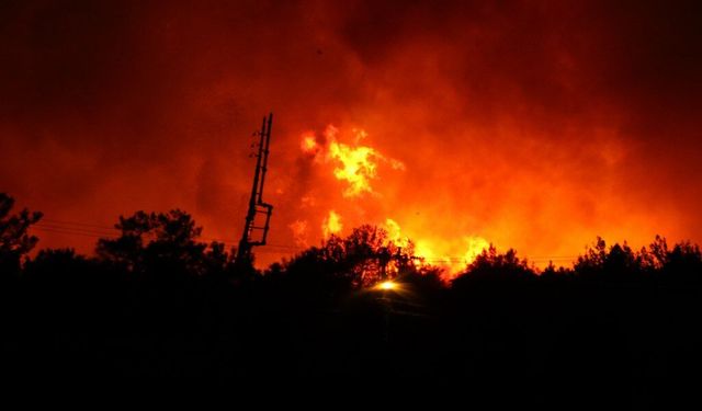 Antalya’da 3 ayrı yangın sürüyor, yangınlar yerleşim alanlarını da tehdit ediyor