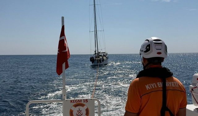 Fethiye açıklarında sürüklenen teknedeki 4 kişi kurtarıldı